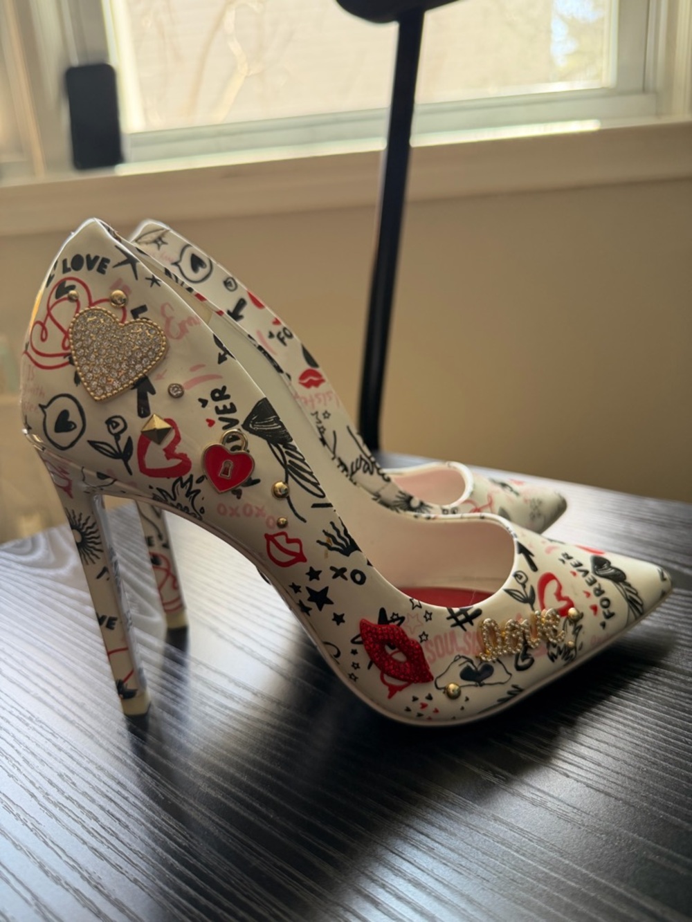 Women's White Graphic Heart & Lip Embellished Pointed-Toe Heels NO BOX